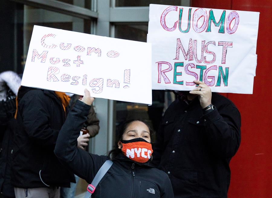 De héroe a villano: retiran poderes de emergencia al gobernador de Nueva York