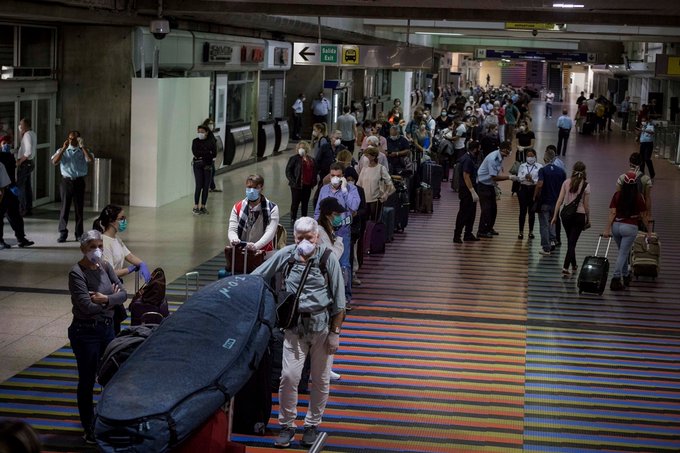 Pasajeros protestan en aeropuerto venezolano por el cobro de PCR obligatoria