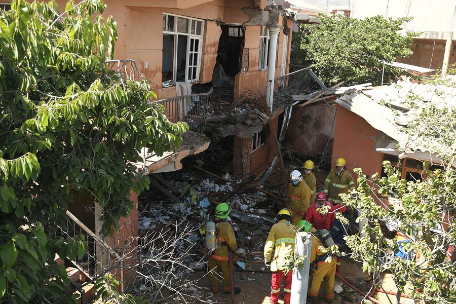 Un muerto y un herido al caer en una casa una avioneta militar de Bolivia