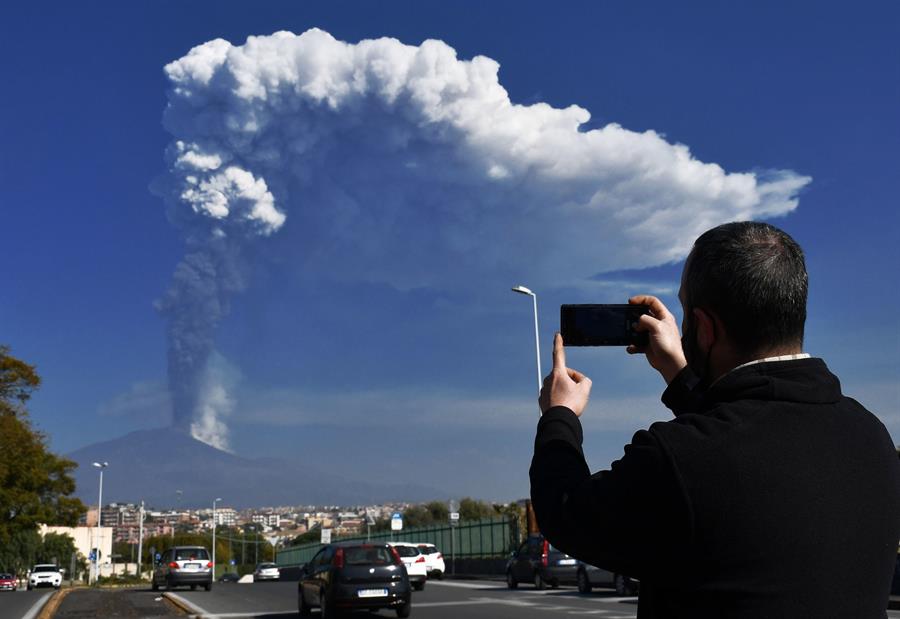 Una nueva erupción del Etna cubre de ceniza varias ciudades sicilianas