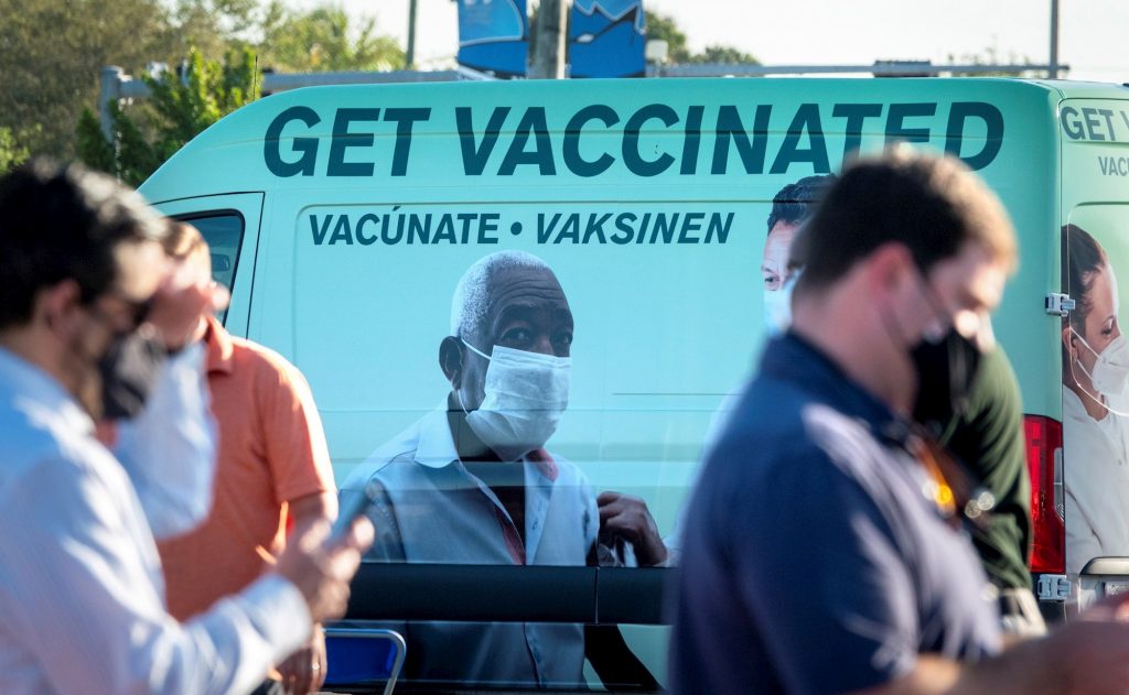 Florida empezará a administras las vacunas al público general en abril