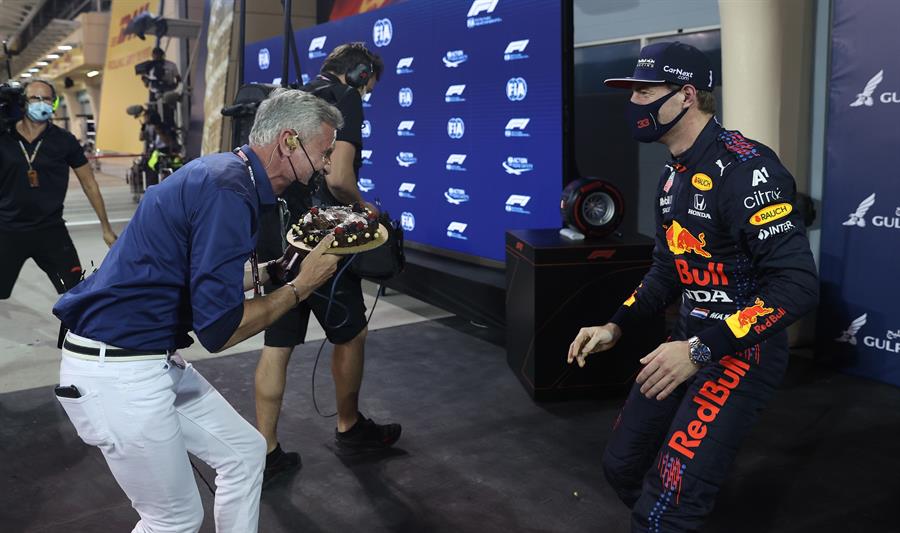Verstappen apabulla mientras Sainz y Alonso ilusionan en Baréin