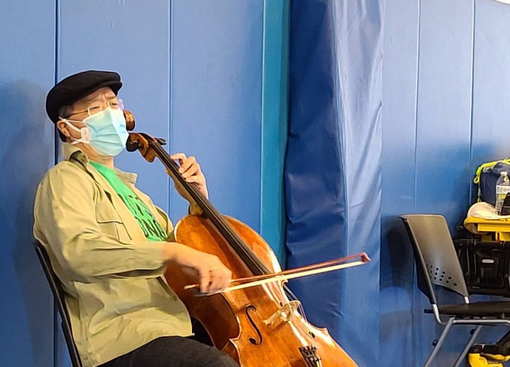 Yo-Yo Ma improvisó un concierto mientras esperaba la segunda dosis de la vacuna contra la COVID-19