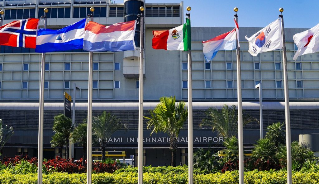 Autoridades arrestaron a un hombre que agredió a un agente en el Aeropuerto de Miami