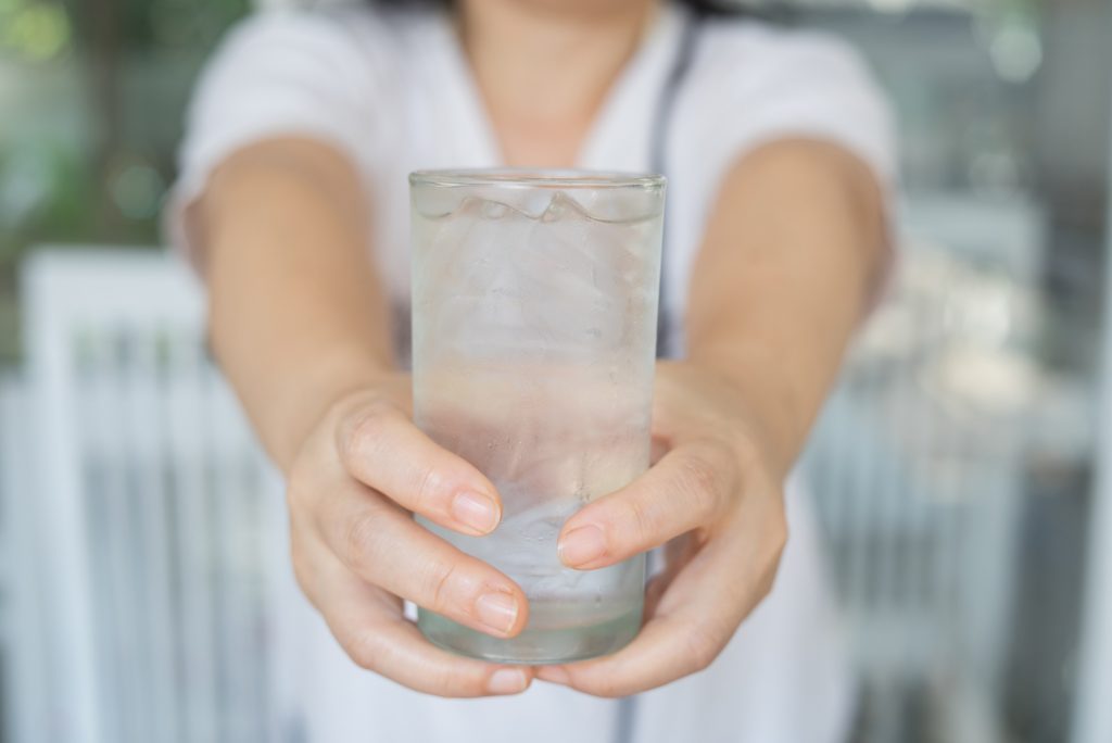 Recomienda beber agua e ifusiones