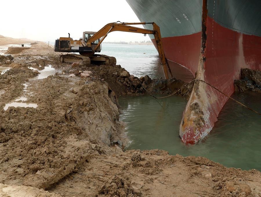 Unos 156 barcos esperan para cruzar el canal de Suez por varamiento de un portacontenedores