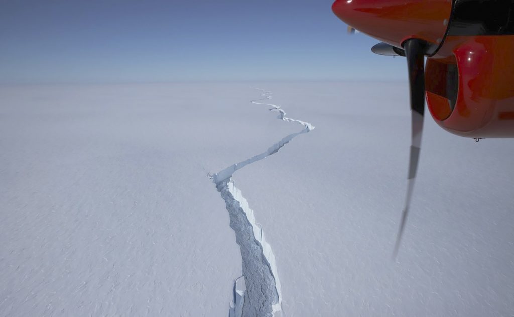 Los pronósticos se cumplieron: un gigantesco iceberg de la Antártida se está desprendiendo