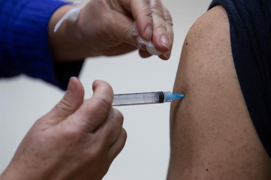 Vacuna de Pfizer-BioNTech tiene efectividad de 100 % en adolescentes