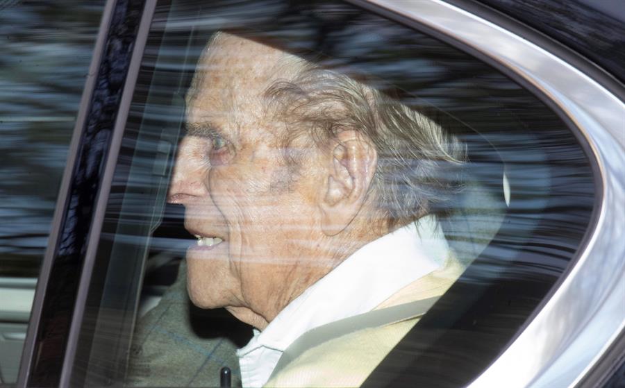 El duque de Edimburgo recibió el alta médica y regresó al castillo de Windsor