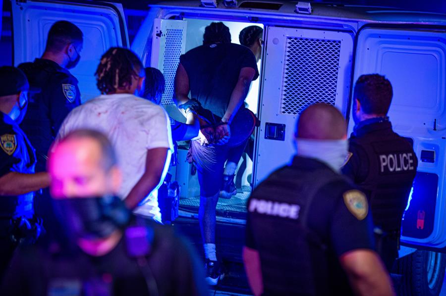 Imponen toque de queda y corte de vías en Miami Beach ante desórdenes por el spring break