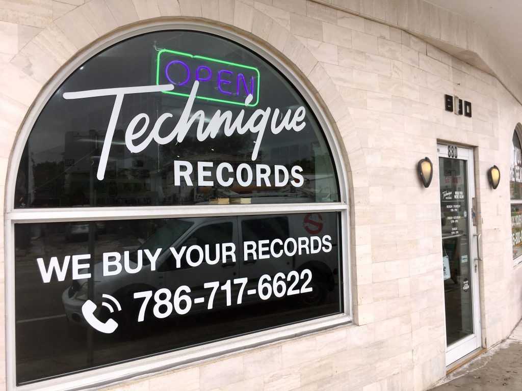 Tiendas de Miami aprovechan la pandemia y reviven la fiebre por el vinilo