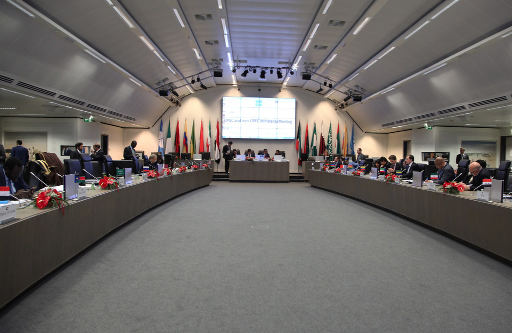 OPEP+ acuerda un aumento gradual de la producción