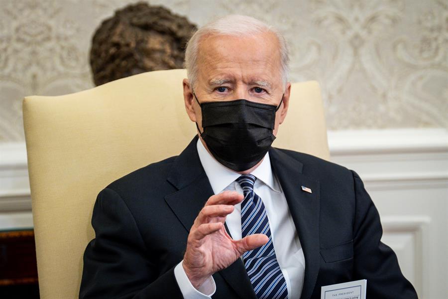 Biden exige a Putin "rebajar la tensión" con Ucrania