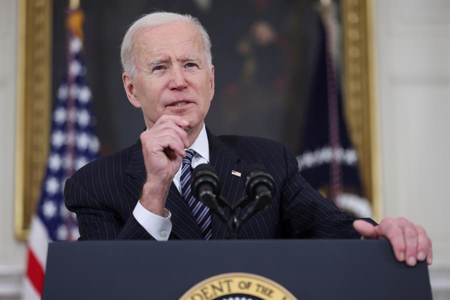 Biden adelanta la fecha límite para que los estadounidenses tengan acceso a la vacuna