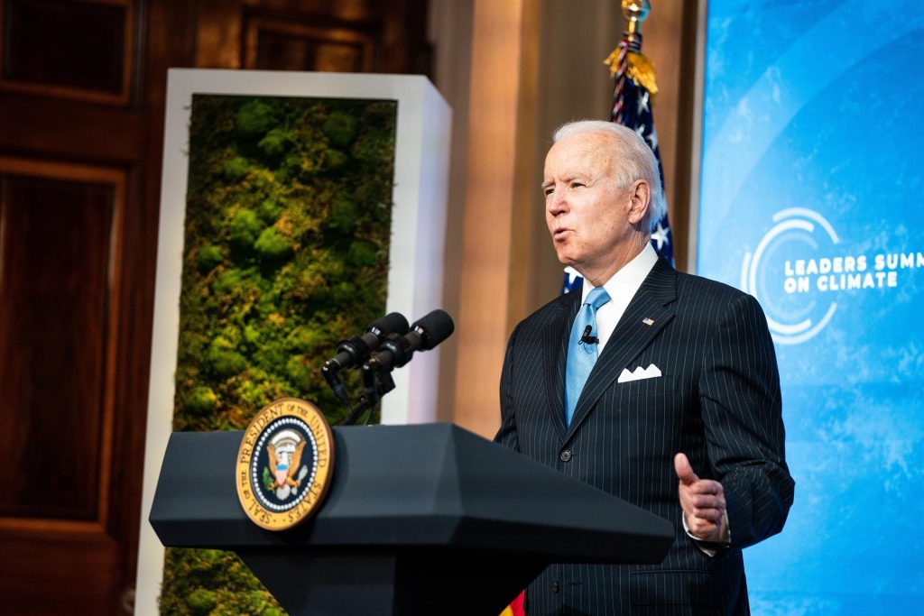 Biden tiene más de 50 % de aprobación pero flaquea en frontera e inmigración, según encuesta