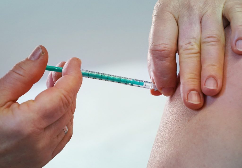 La COVID se aprovecha de la lenta vacunación y entra en su cuarta ola global