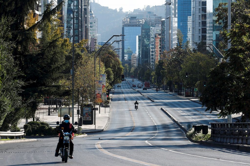 Chile cierra sus fronteras tras superar el millón de contagios
