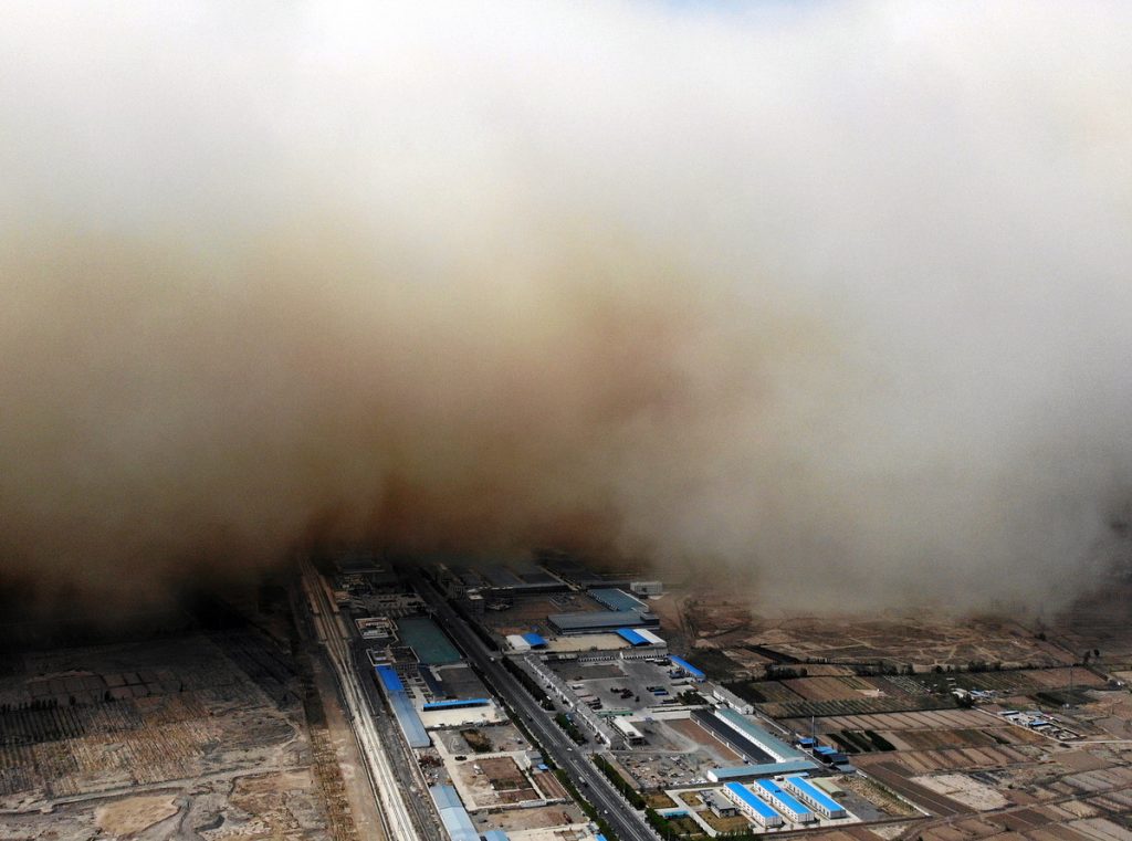 Tormenta de arena cubre a una provincia completa en China