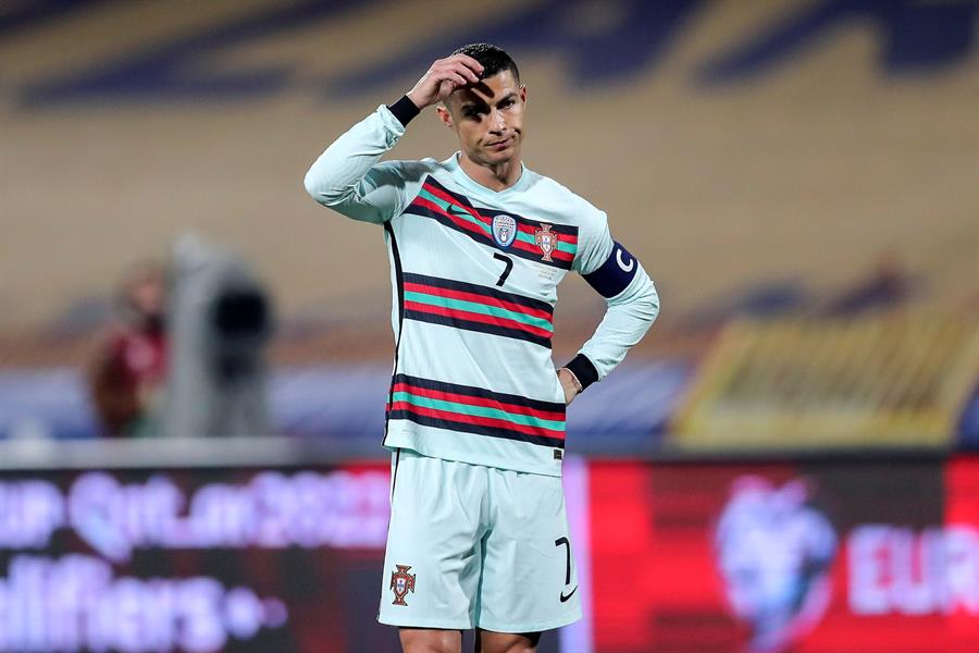 Brazalete tirado al césped por Ronaldo se vende por 64.000 euros