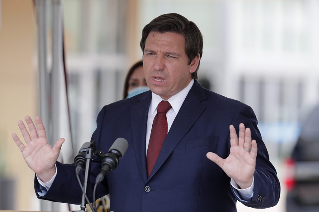 DeSantis envía más equipos para evitar desastre en planta industrial de Florida
