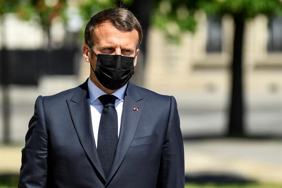 Macron visita a la familia de la policía asesinada en París