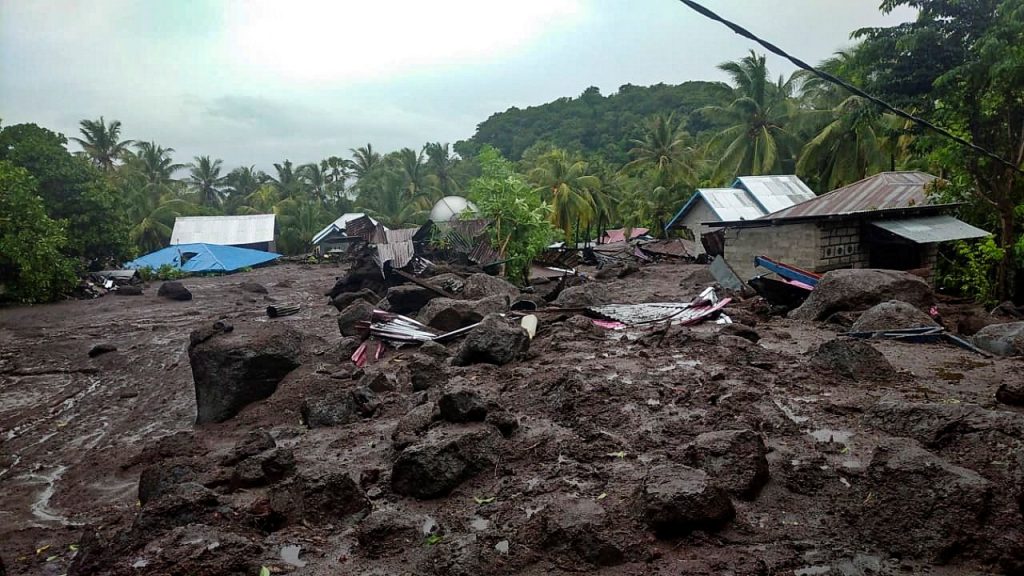 Inundaciones en Indonesia dejan 43 muertos y 27 desaparecidos
