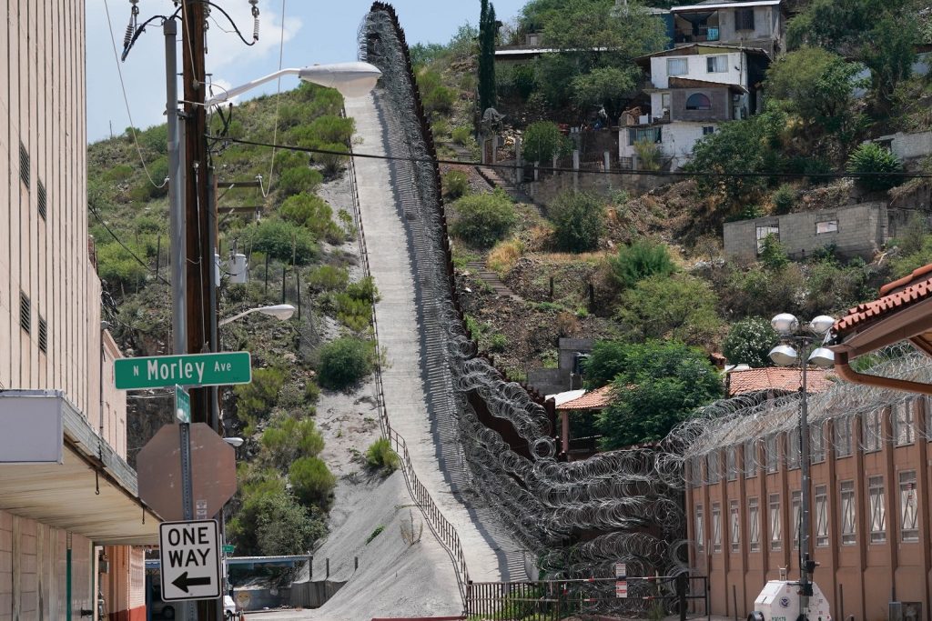 México abrirá 17 campamentos en la frontera para albergar a niños migrantes