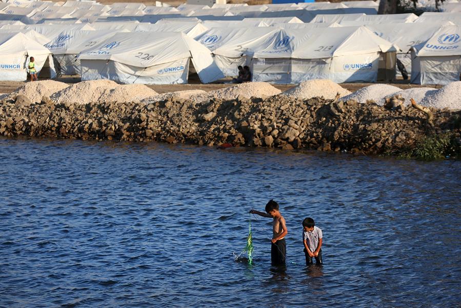 Grecia acusa a Turquía de remolcar botes con migrantes hasta aguas Europeas