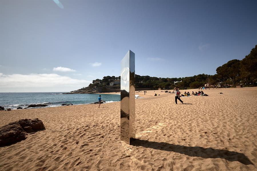 Monolito similar al de Utah acaba derribado sobre una playa en España