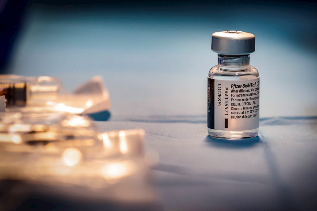 Pfizer confirma que su vacuna protege durante al menos 6 meses