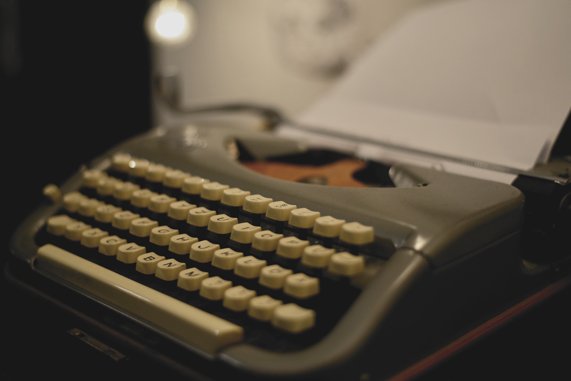 Poemas al instante con máquina de escribir para los transeúntes en Barcelona
