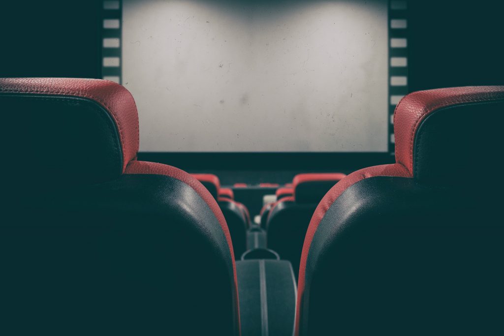 Reino Unido ensayará "pasaportes" covid en cines y eventos
