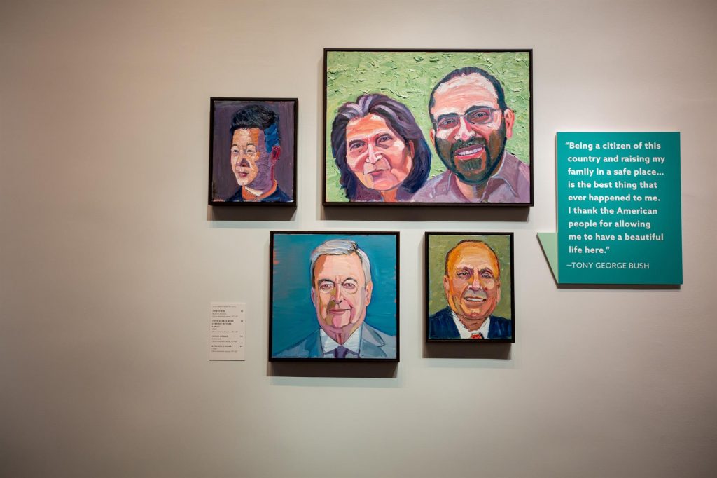 George W. Bush inaugura exhibición de retratos de inmigrantes