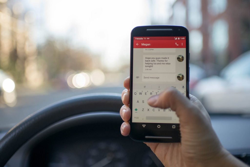 AAA advierte del peligro al mirar el teléfono con el semáforo en rojo