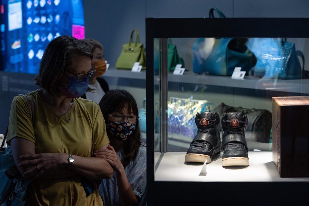 Zapatos Nike de Kanye West baten récord de precio en subasta