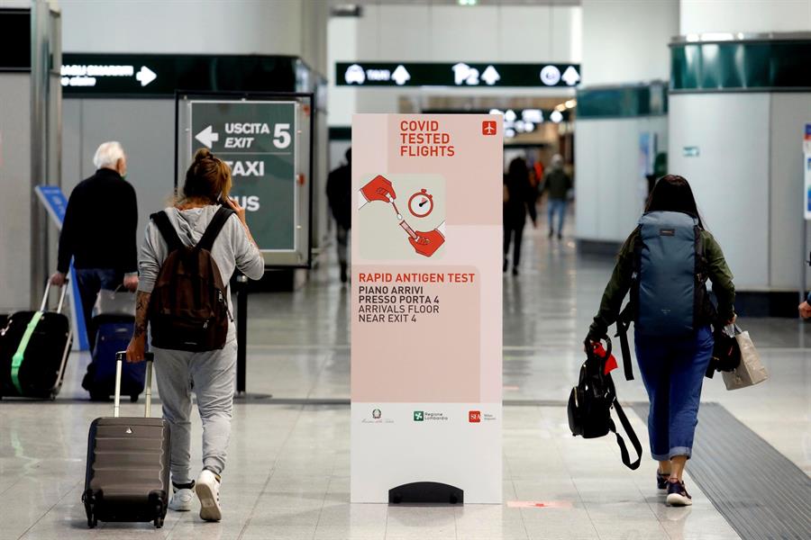 Por estas razones la OMS sigue dudando sobre emisión de certificados de vacunación para viajar