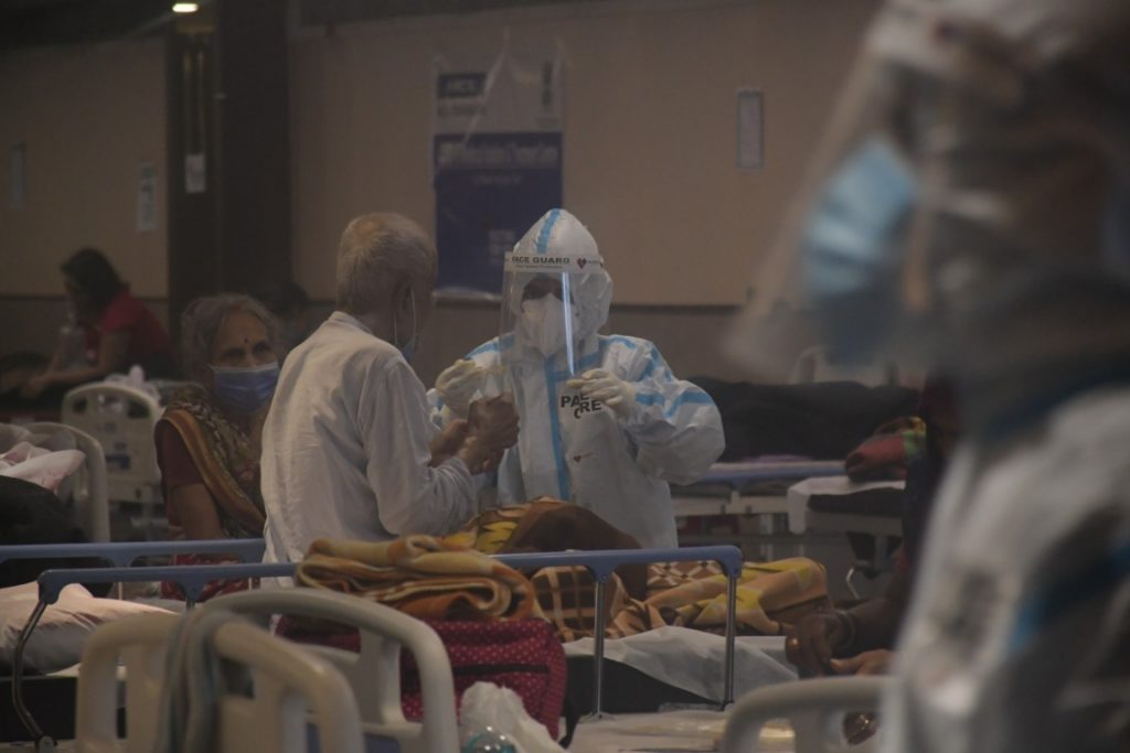 Al menos 24 pacientes con COVID-19 murieron en hospital de la India por fuga de oxígeno