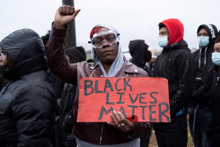 Al menos 40 detenidos durante protestas por muerte de joven afroamericano en Mineápolis