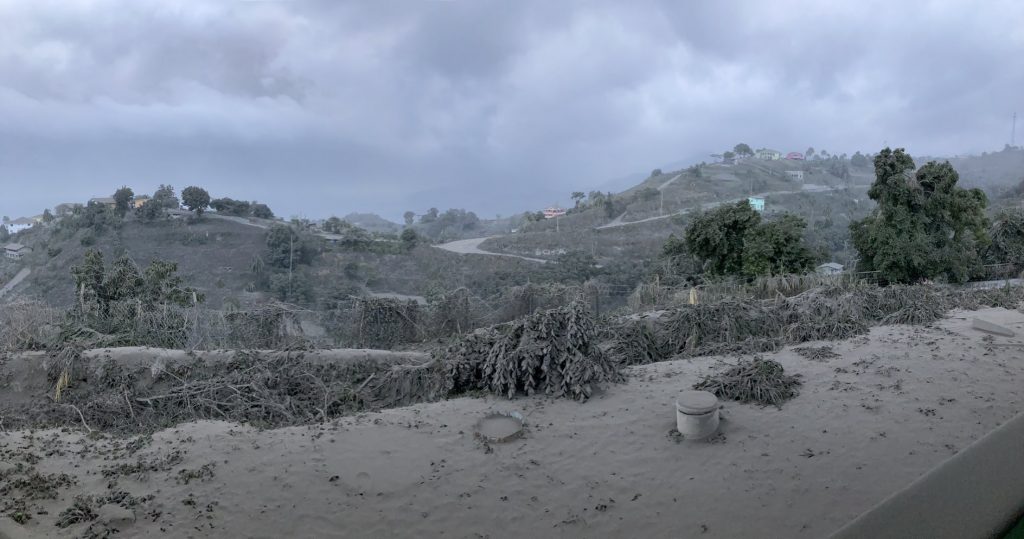 San Vicente y las Granadinas amaneció sin luz y envuelta en ceniza