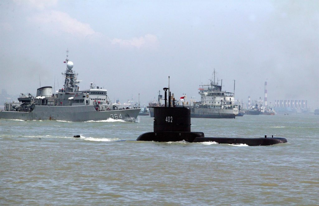 Desaparece en Indonesia un submarino con 53 tripulantes a bordo