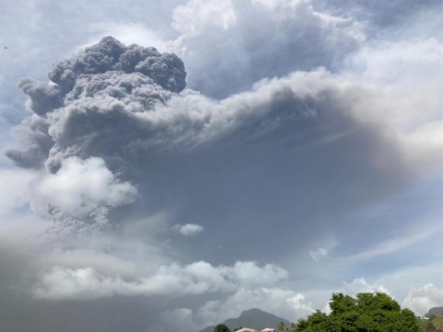 Al menos un muerto y 16.000 evacuados por erupción del volcán La Soufriere en San Vicente y las Granadinas