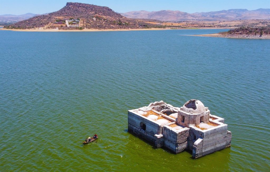El Templo de la Virgen de los Dolores de México emerge del agua que lo inundó hace más de 40 años