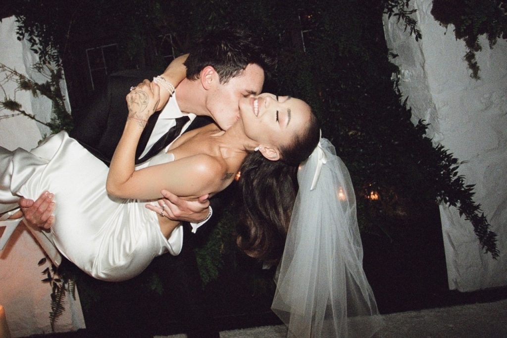 Vogue publica nuevos detalles de la boda de Ariana Grande con Dalton Gómez