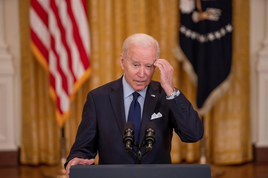 Biden reconoce que EEUU aún está saliendo del "colapso económico" por la COVID-19