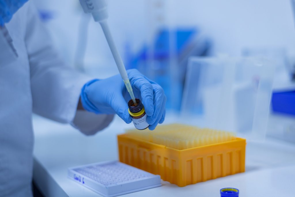 China dice que la teoría de que el virus surgió en un laboratorio es "manipulación política"