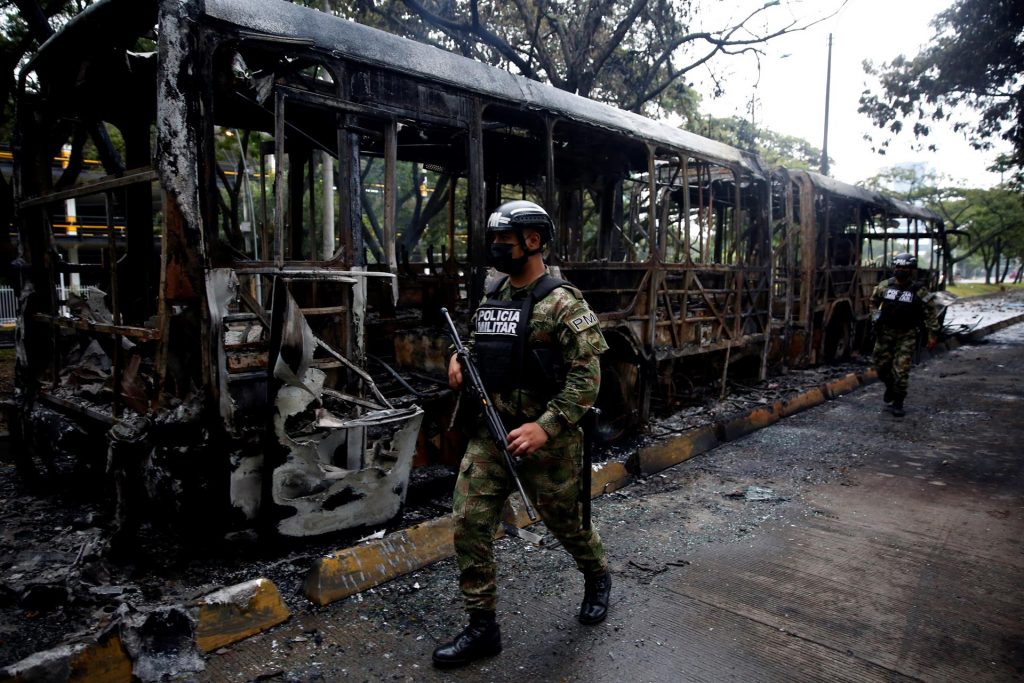 Duque ordena replantear la polémica reforma fiscal tras protestas callejeras