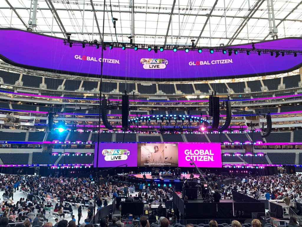 Miles de personas vacunadas celebran su primer concierto en Los Ángeles