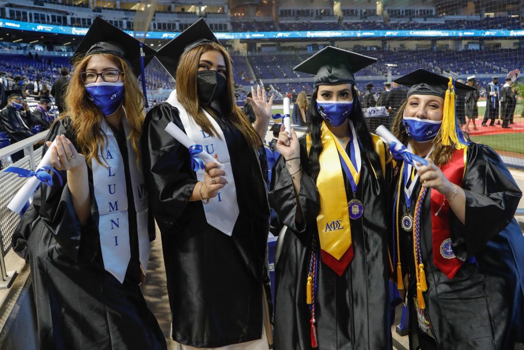 14.000 estudiantes de Miami se graduaron en tres ceremonias presenciales