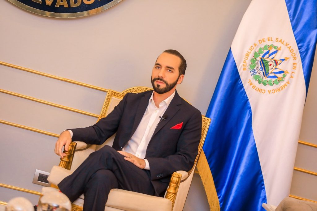 "Es el mismo libreto y uno de los precursores fue Chávez", afirmó HRW sobre el "autoritario" Bukele