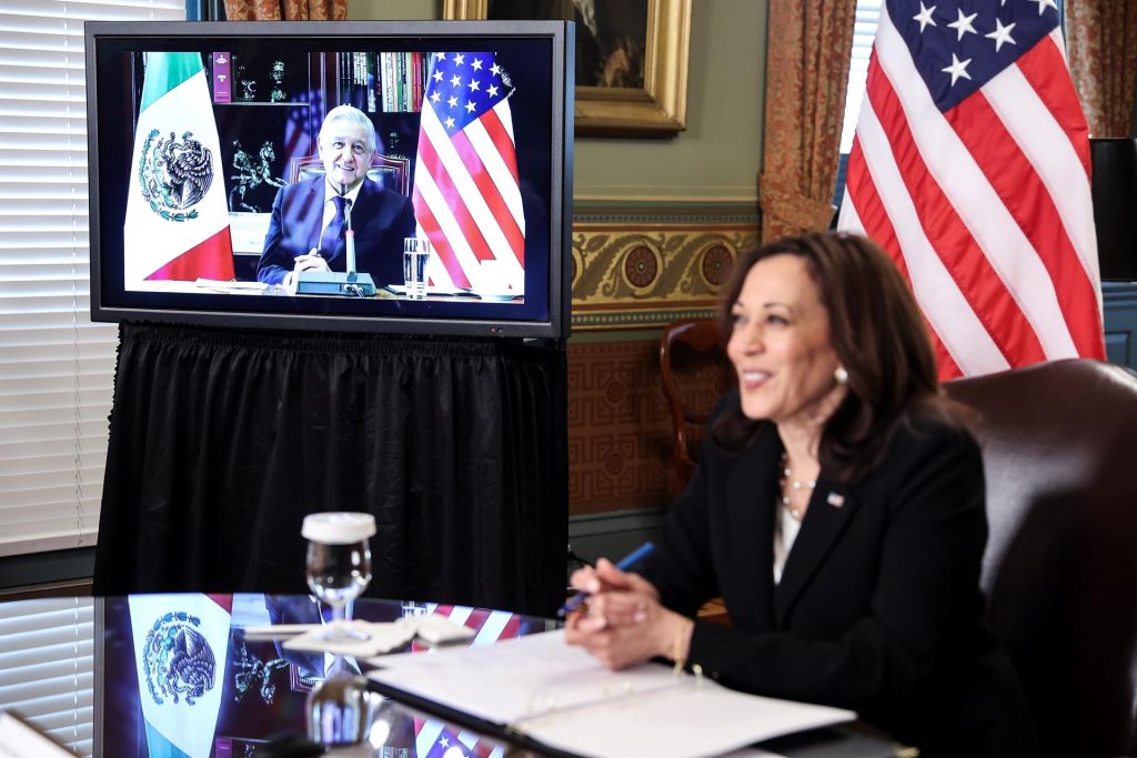 Harris y López Obrador apelan al entendimiento para solucionar la crisis migratoria